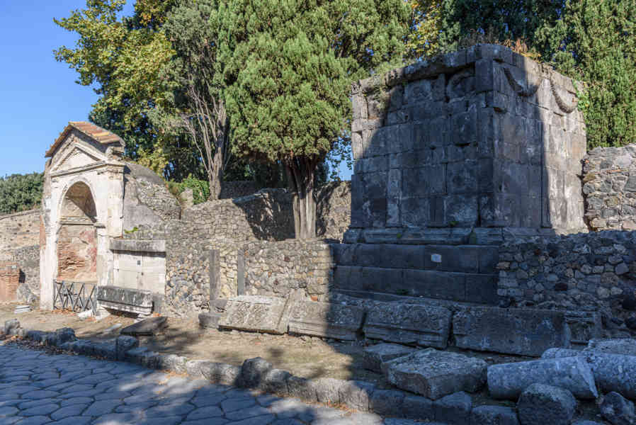 106 - Italia - Pompeya - parque arqueológico de Pompeya - Necrópolis de la Puerta de Herculano.jpg